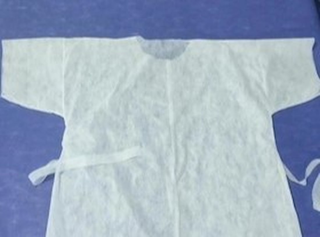 گان یک بار مصرف سفید ایمن و راحت در عمل های جراحی